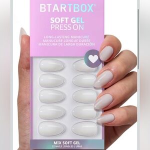 NWOT BTArtbox Soft Gel Press On Almond Shaped Nails Short in Color Cream Puff